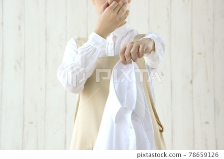 擔心室內乾衣有異味的家庭主婦 78659126