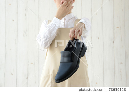 一個女人因為皮鞋的味道捏著鼻子 78659128