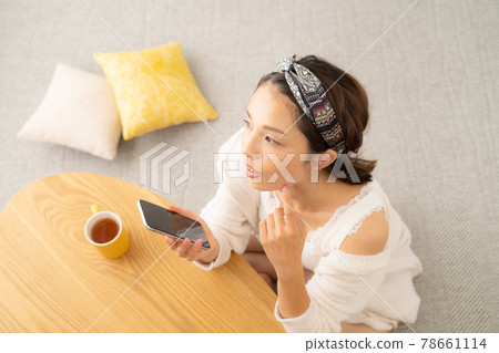 看智能手機的少婦 78661114