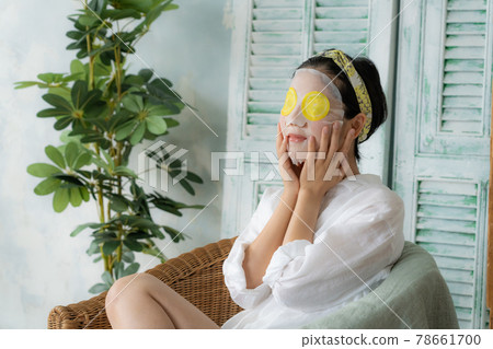 做面膜的年輕女人 78661700
