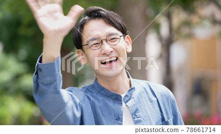 Middle man, smile Middle man, smile 78661714