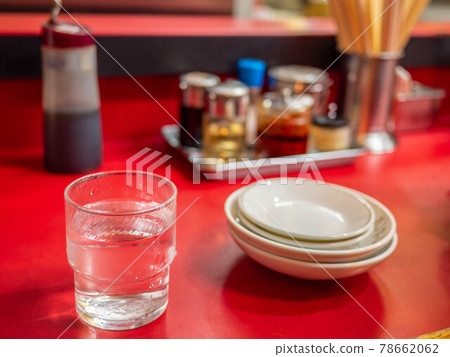 復古小鎮中餐廳的紅色櫃檯 78662062