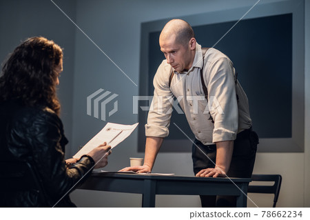 The detective introduces the suspect to the case materials, asks him to sign The detective introduces the suspect to the case materials, asks him to sign 78662234