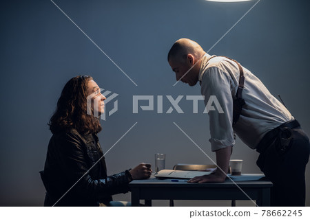 A police officer introduces the suspect to the details of the case 78662245