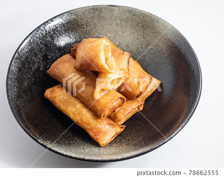 Black bowl of shrimp chili spring roll 78662555