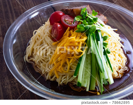 玻璃盤上的 Hiyashi chuka 玻璃盤上的 Hiyashi chuka 78662895