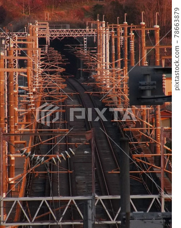 Overlooking the tunnel over the Shinkansen overhead wire pillar 1 78663879
