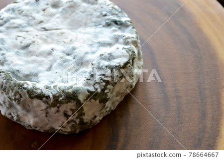 用模具包裹的山羊奶製成的陳年奶酪 78664667