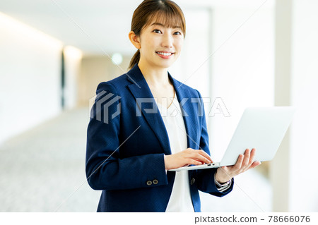 西裝革履的女士筆記本電腦攝影合作：LINK FOREST 78666076