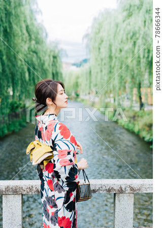 柳樹和婦女在yukata 78666344