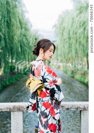 柳樹和婦女在yukata 78666345