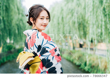 Willow tree and woman in a yukata 78666347