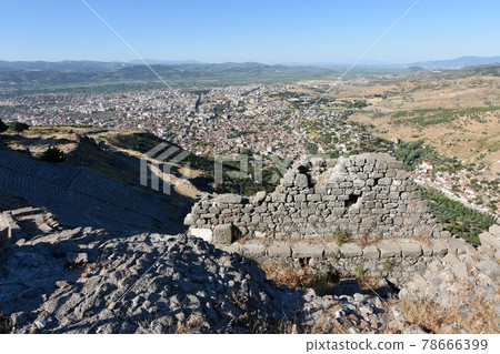 View the city of Bergama from the Acropolis 78666399