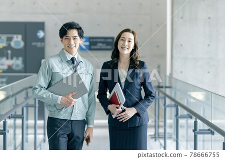 在辦公室工作的工作服工程師和西裝女商人 在辦公室工作的工作服工程師和西裝女商人 78666755