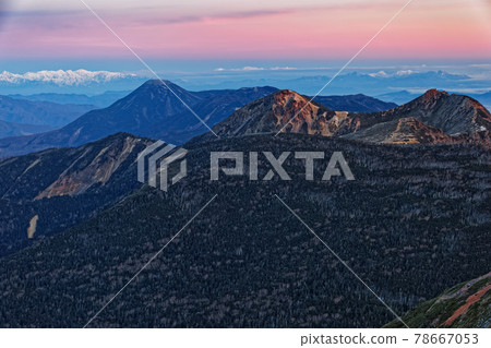 View of Northern Yatsugatake and Hakuba / Myoko at dawn from the Iodake ridgeline 78667053