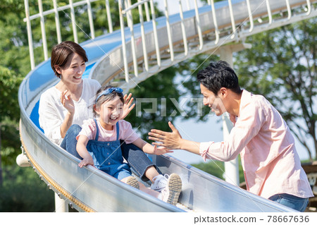 年輕的父母和孩子在公園裡玩耍 78667636