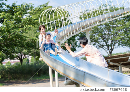 年輕的父母和孩子在公園裡玩耍 78667638