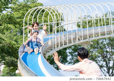 父母和孩子在公園的幻燈片上玩 78667642