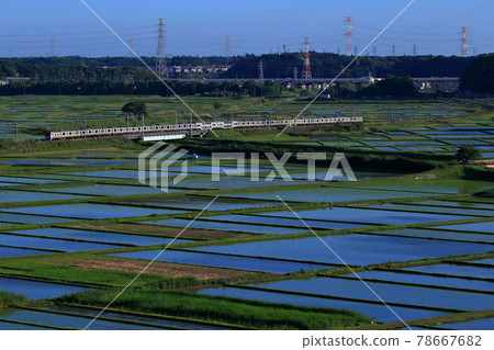 穿越鄉村和總武幹線的E217系列 78667682