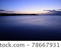 The sunrise sky that becomes brighter before the sunrise rises 78667931