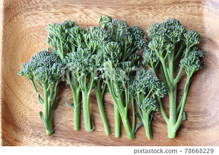 Freshly harvested green broccoli 78668229