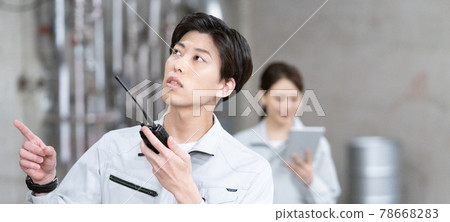 兩名工人用一隻手檢查現場橫幅大小 兩名工人用一隻手檢查現場橫幅大小 78668283