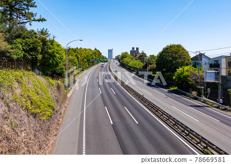 藍天下，東名高速公路向東京市中心延伸（向上方向，東京IC，起點附近） 78669581