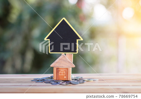 House signs and model houses are placed on coins. indicating the growth of the savings business to buy a house. 78669754
