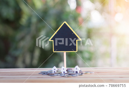 House signs and model houses are placed on coins. indicating the growth of the savings business to buy a house. 78669755