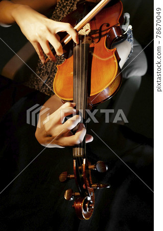 Playing the violin Playing the violin 78670049