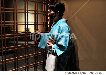格子門和和服的女人 78670360