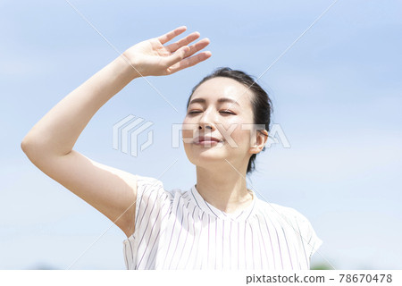 Business woman who cares about the sunlight 78670478