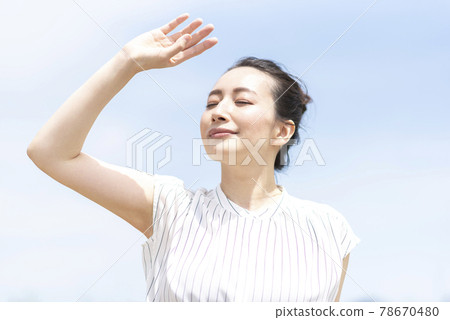 關心陽光的女商人 關心陽光的女商人 78670480