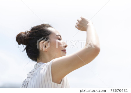 關心陽光的女商人 關心陽光的女商人 78670481