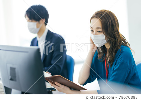 戴著面具在辦公室工作的商務人士 戴著面具在辦公室工作的商務人士 78670885