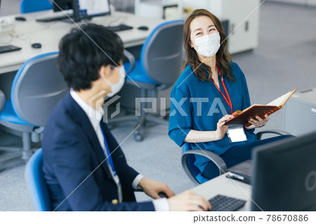 戴著面具在辦公室工作的商務人士 戴著面具在辦公室工作的商務人士 78670886