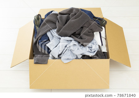 Cardboard packed with clothes 78671840