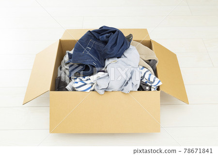 Cardboard packed with clothes 78671841