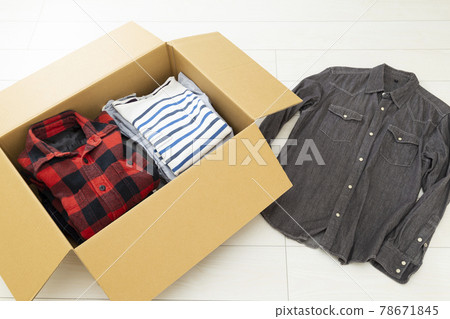 裝滿衣服的紙板 裝滿衣服的紙板 78671845