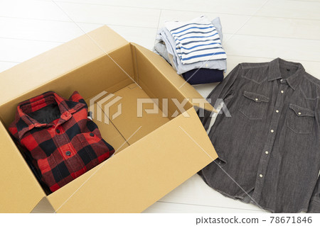 Cardboard packed with clothes 78671846