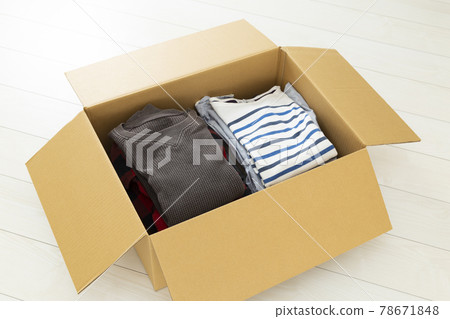 Cardboard packed with clothes 78671848