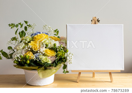 黃色插花和留言板 黃色插花和留言板 78673289