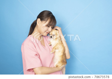 拿著狗的女性獸醫 78673578