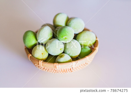 Plum fruit frozen colander [Umeshu brewing image] 78674275