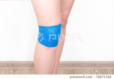 Fixation of a sore knee joint with an elastic bandage for arthrosis and sports injury. Fixation of a sore knee joint with an elastic bandage for arthrosis and sports injury. 78675169