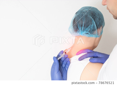 The doctor does a ganglionic medical blockade with medication to reduce pain and inflammation in the tissues of the spine. Modern method of treating neck diseases, copy space for text The doctor does a ganglionic medical blockade with medication to reduce pain and inflammation in the tissues of the spine. Modern method of treating neck diseases, copy space for text 78676521