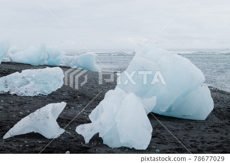 Icebergs on water, Jokulsarlon glacial lake, Iceland Icebergs on water, Jokulsarlon glacial lake, Iceland 78677029