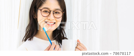A young woman with a toothbrush 78678117