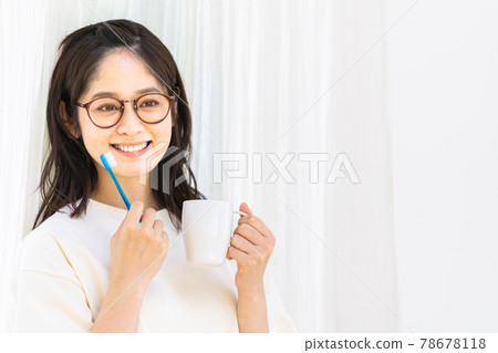 A young woman with a toothbrush 78678118