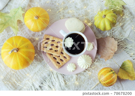 A cup of coffee, meringues, pumpkins, leaves, a warm blanket, the concept of home comfort, relaxation, loneliness, Thanksgiving, autumn season 78678200